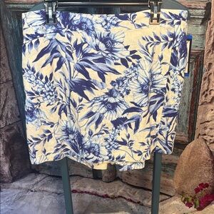 Ellen Tracy blue and white flowered skort NWT, size large